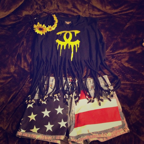 ❌SOLD❌ Dripping CC fringe belly shirt