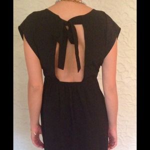 Black dress w/pockets and back peephole w/bow sz M