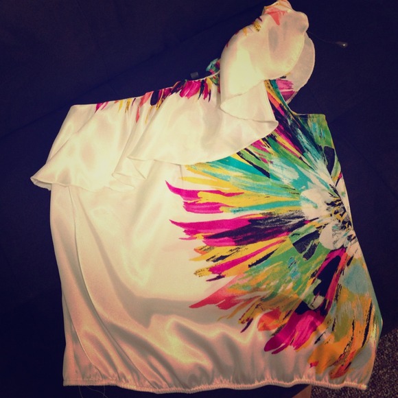 Cute one-shouldered top.