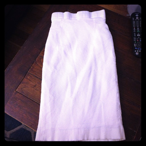 SOLD😃❄️🌺white pencil skirt