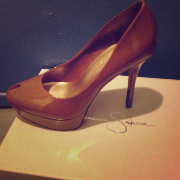 Jessica Simpson pumps. Khaki patent 7m.