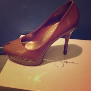 Jessica Simpson pumps. Khaki patent 7m.
