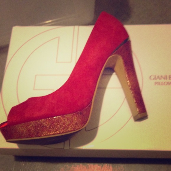 Red pump. Pillow effect