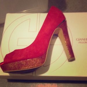 Red pump. Pillow effect