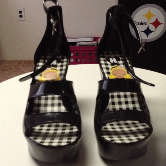 Black Wedges size 8