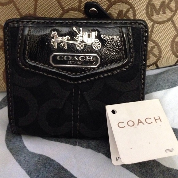 Coach wallet! Rarely used with tags!❤️