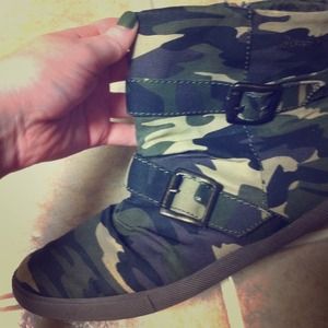 SOLD IN BUNDLE! zip up camouflage boots