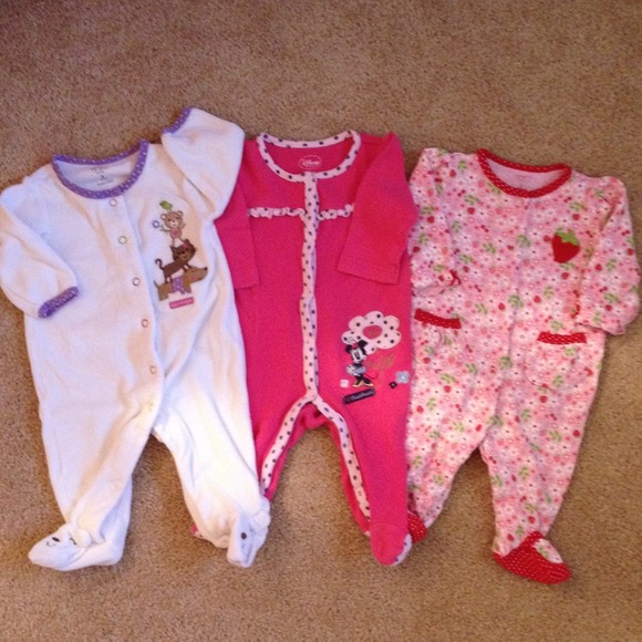 ♥️BUNDLED!♥️Three baby girl sleepers