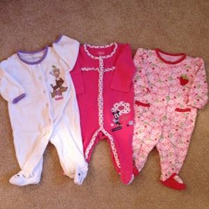 ♥️BUNDLED!♥️Three baby girl sleepers