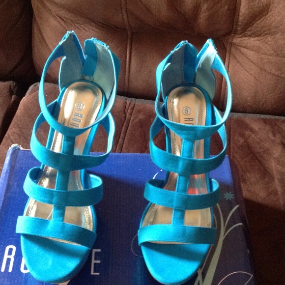 Beautiful wages turquoise color