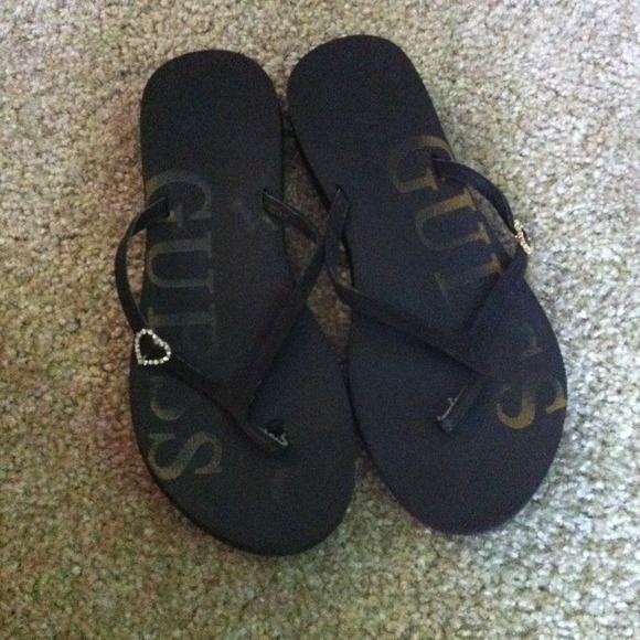 GUESS FLIP FLOPS