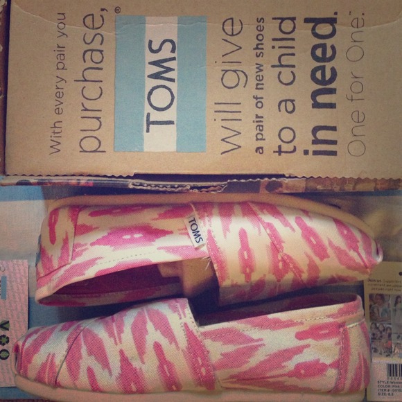 🎉SOLD🎉TOMS Pink Ikat Classics 6.5 NEW 🎀 Tags