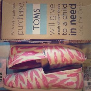 🎉SOLD🎉TOMS Pink Ikat Classics 6.5 NEW 🎀 Tags