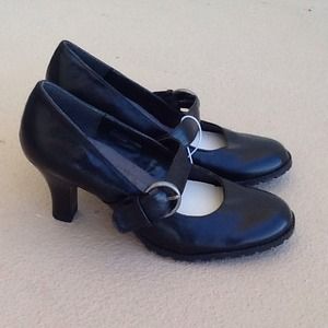 Comfy Heels NWOT Never worn.