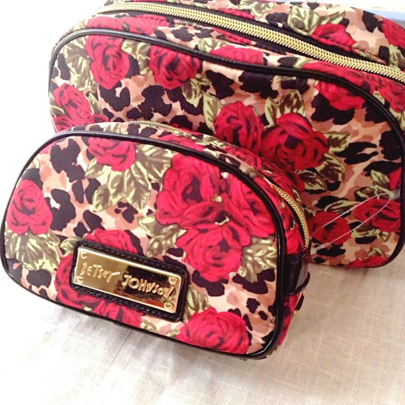 🌹🌹Betsey Johnson Misty Roses Cosmetic Bag Set🌹