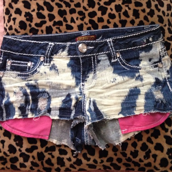 Distressed shorts with visible pockets