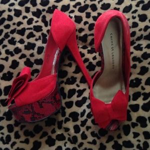 Red suede pumps 👠