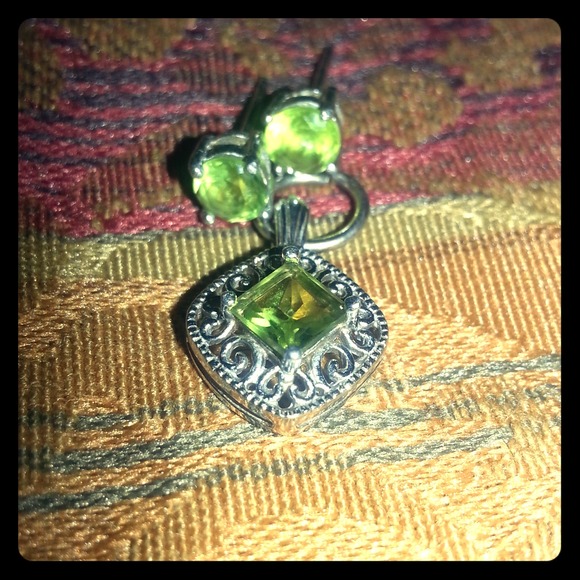 Sterling silver peridot pendant with earrings