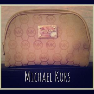 ❌SOLD❌👝Michael Kors Monogram Beige Cosmetic Bag👝