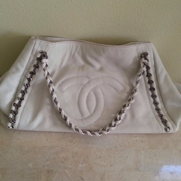 Chanel authentic white tote bag!!!💋💋💋💋 - Picture 3 of 4