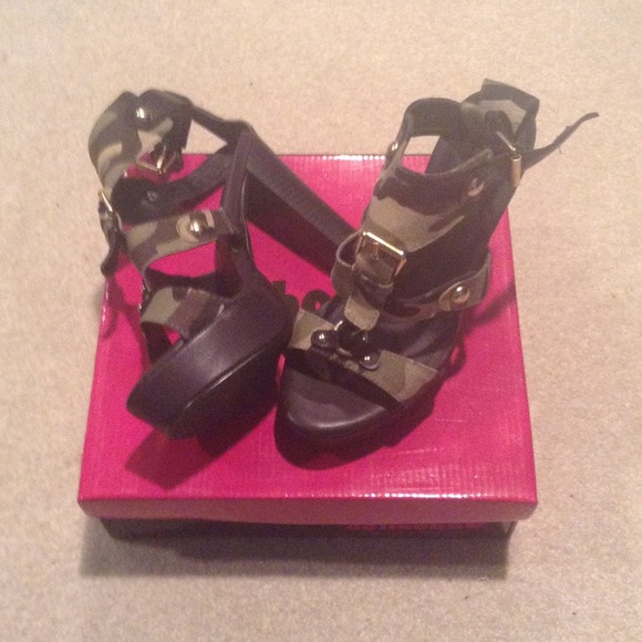 Dollhouse Camo Sandals Size 7