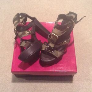 Dollhouse Camo Sandals Size 7