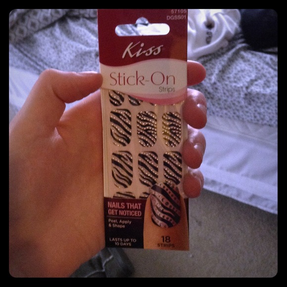 Kiss stick on strips