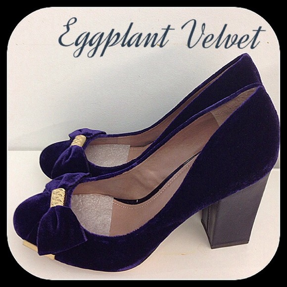 Vince Camuto eggplant velvet pumps with bow - Picture 3 of 4