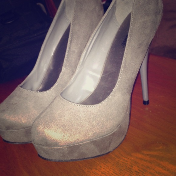 grey pumps