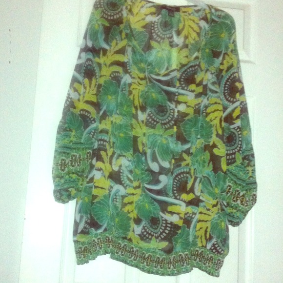 I nice blouse never worn but no tag