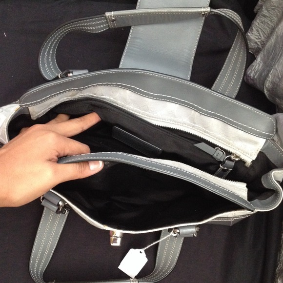 🔴Sold🔴💯% Authentic Grey Coach Bag - Picture 3 of 3