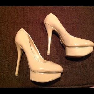 BNWOT Jennifer Lopez Nude Heel