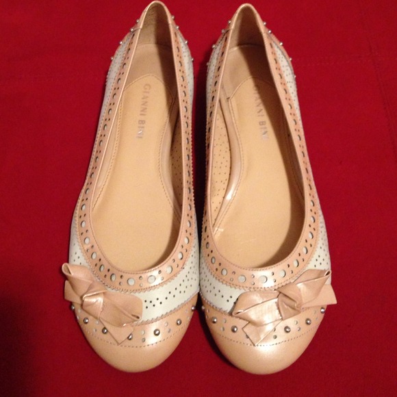 Gianni Bini, size 8.5, beige and cream flats.
