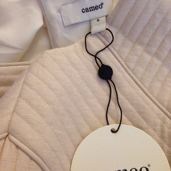 ❌SOLD❌ 🎉6X HP!🎉 Cream colored peplum dress - Picture 3 of 4