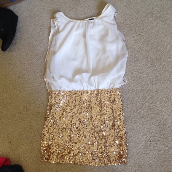 ⛔️⛔️⛔️SOLD⛔️⛔️⛔️White and gold sequin dress