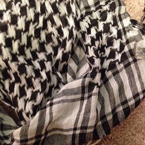 Boutique Black & White Pattern Scarf - Picture 2 of 2