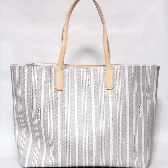 💢Sold💢Coach Legacy Weekend Tote 👜🌂