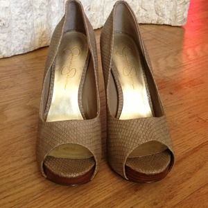 Jessica Simpson, Nude snake skin pattern, Size 8