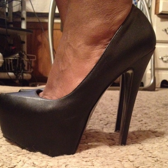 🚫 SOLD🚫Super sexy black pumps( NEVER WORN ) - Picture 2 of 4