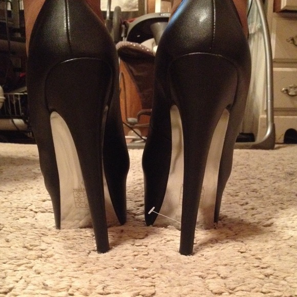🚫 SOLD🚫Super sexy black pumps( NEVER WORN ) - Picture 3 of 4