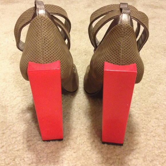 🎉HOST PICK🎉!! Very rare & never worn United Nude - Picture 4 of 4