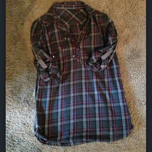 HOLD @a Salian XL plaid shirt.Amazing with legging
