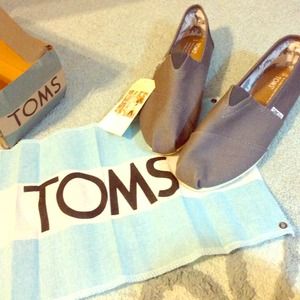 Reduced! NWT grey ash toms