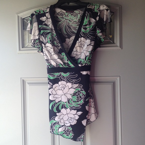 **SOLD** Cute criss-cross cleavage blouse