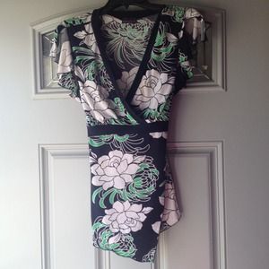 **SOLD** Cute criss-cross cleavage blouse