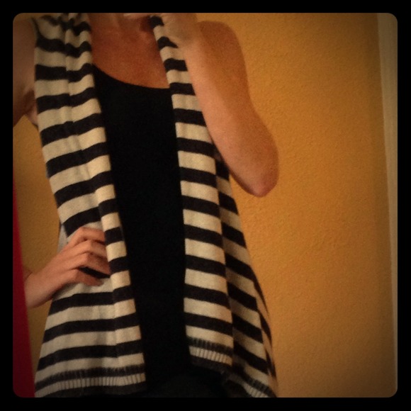Sleeveless sweater wrap