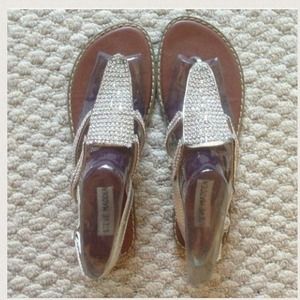 LOOKING FOR THIS Steve Madden Sandals