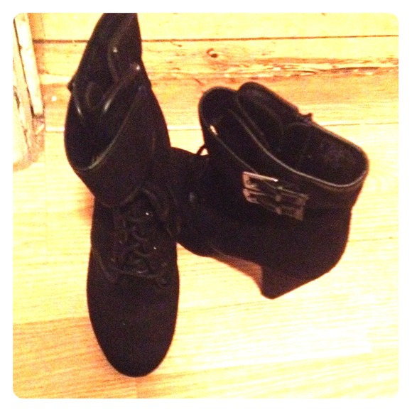 Black ankle boots!! Super cute! Never worn! NWOT!