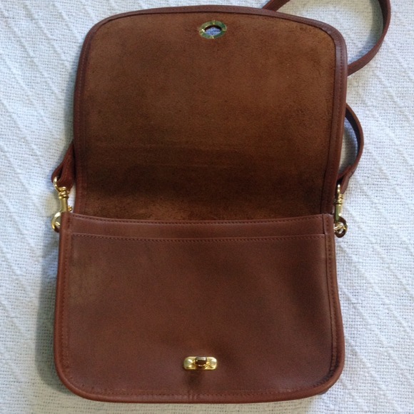 Cognac leather handbag with gold turnlock - Picture 2 of 4