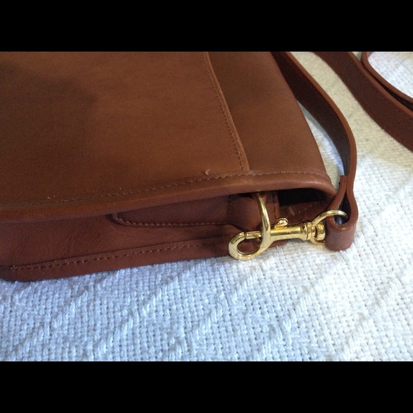 Cognac leather handbag with gold turnlock - Picture 4 of 4